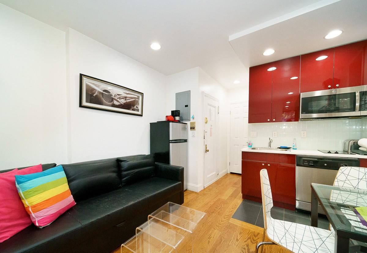 Furnished Studio 1bath apartment located in the Upper East Side, Manhattan.